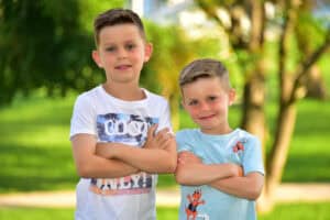 Zwei hochbegabte Grundschüler, die stolz sind auf ihre Potentiale