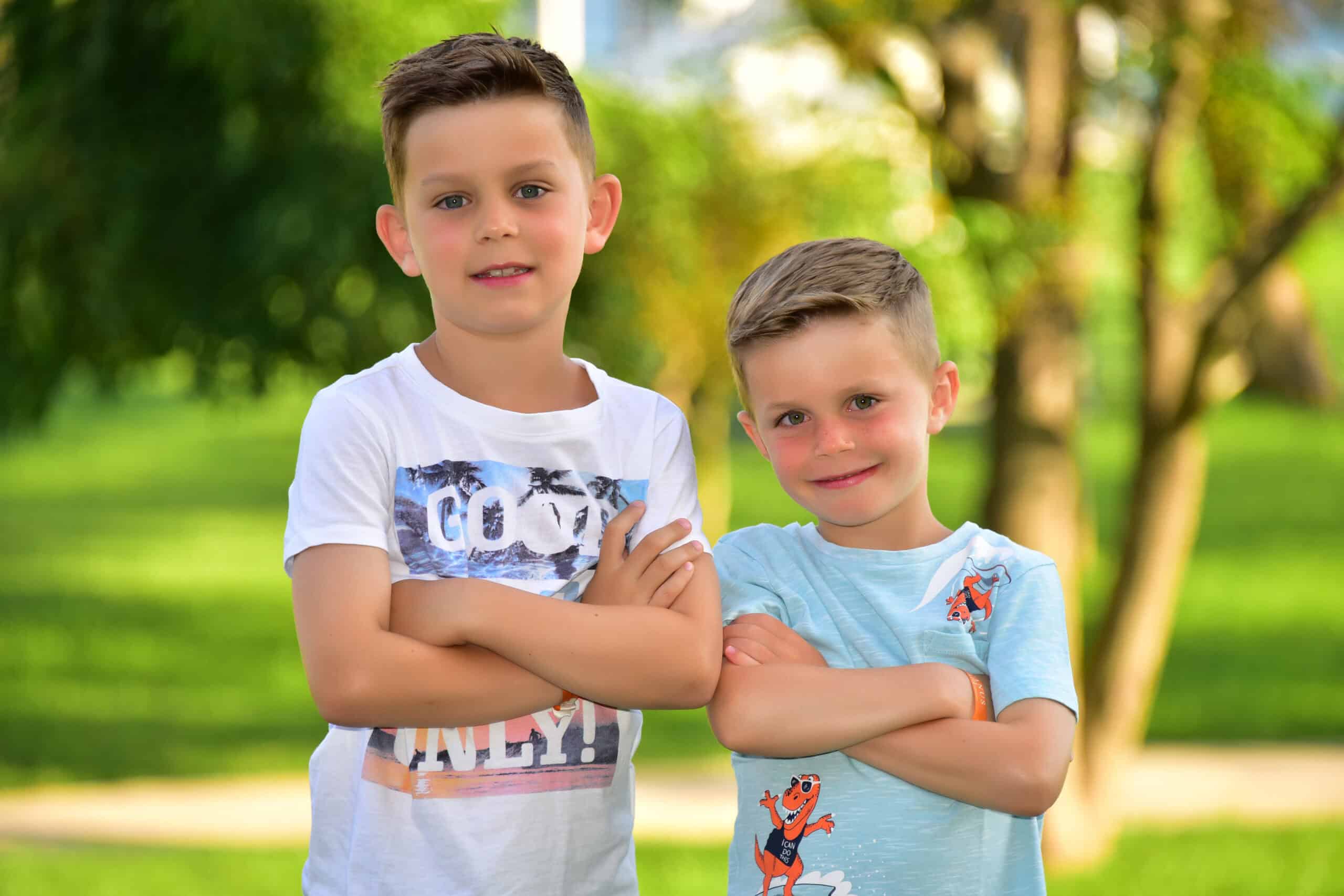 Zwei hochbegabte Grundschüler, die stolz sind auf ihre Potentiale