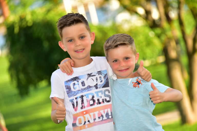 Mehr über den Artikel erfahren Warum hochsensible (hochbegabte) Kinder sich oft klein machen – und wie sie zurück in ihre innere Stärke finden