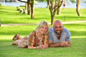 Mutter und Vater führen ruhig und entspannt zwei hochsensible Kinder im Familienalltag – sichtbare Stabilität und Nähe in Beziehung entsteht